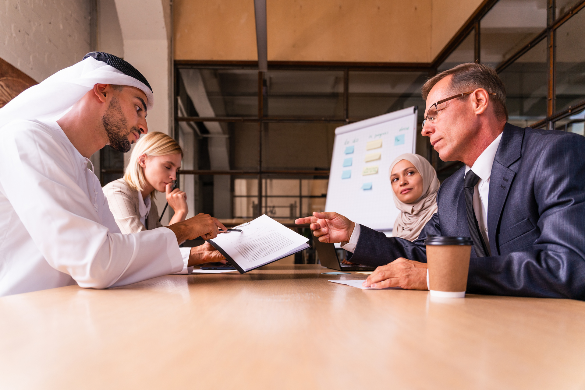 فريق عمل متعدد الأعراق يجتمع في المكتب